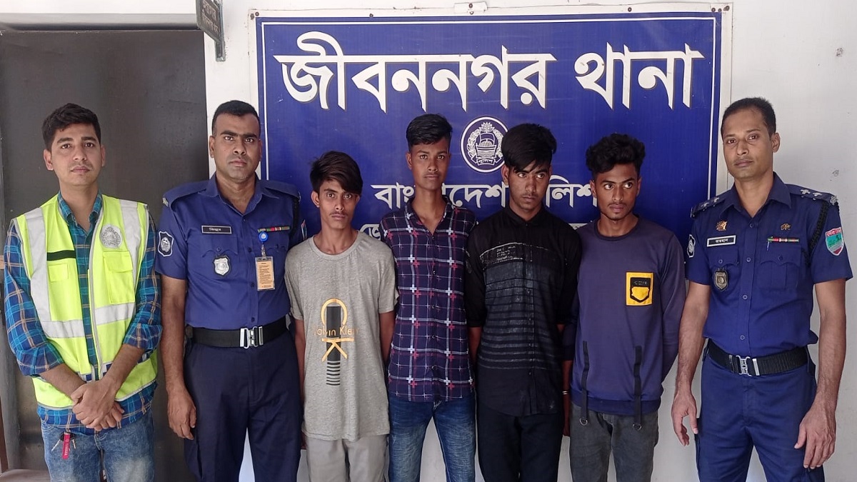 চুয়াডাঙ্গায় ১০ ঘণ্টা পর উদ্ধার অপহৃত তিন স্কুল ছাত্রী, আটক ৪