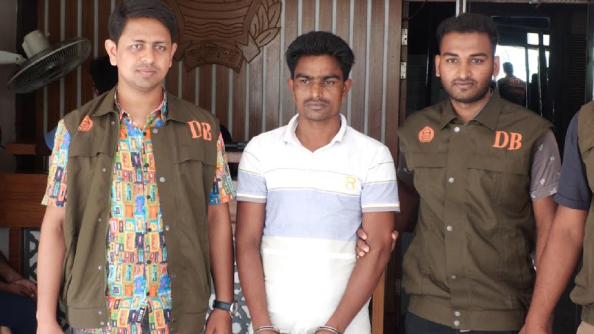 ঝিনাইদহে ২০ মামলার আসামি ডাকু আলমগীর গ্রেফতার