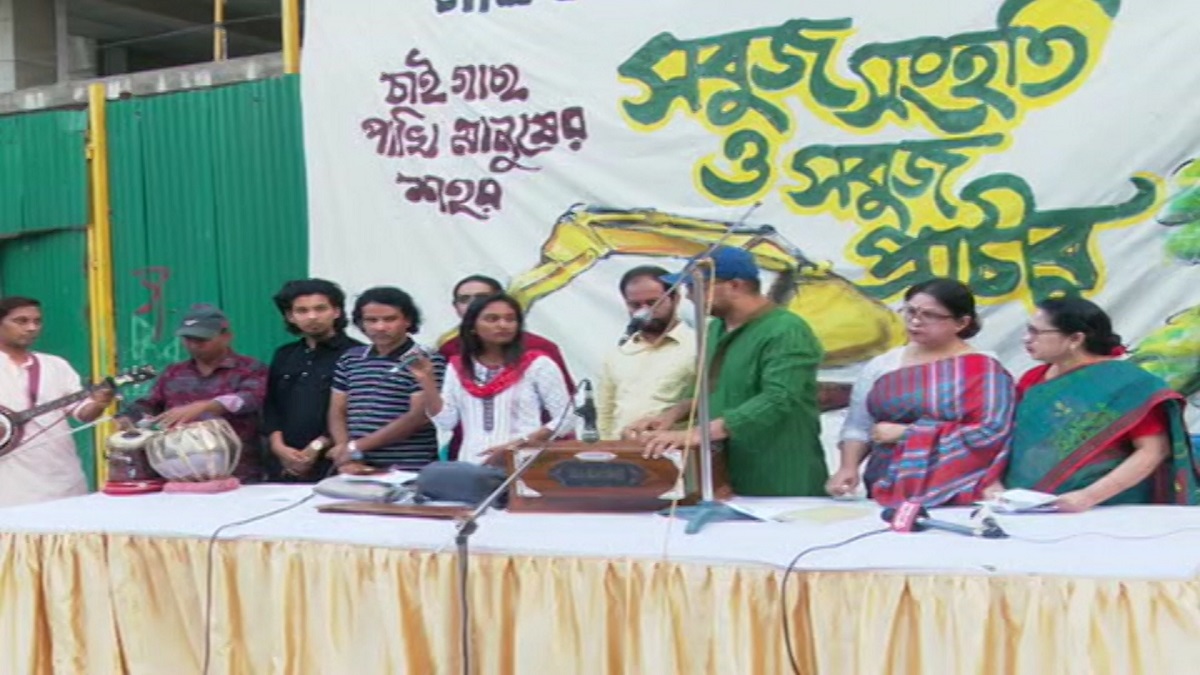 ধানমণ্ডির সড়ক গাছ রক্ষা আন্দোলন; কবিতা আর গানেগানে চলছে প্রতিবাদ