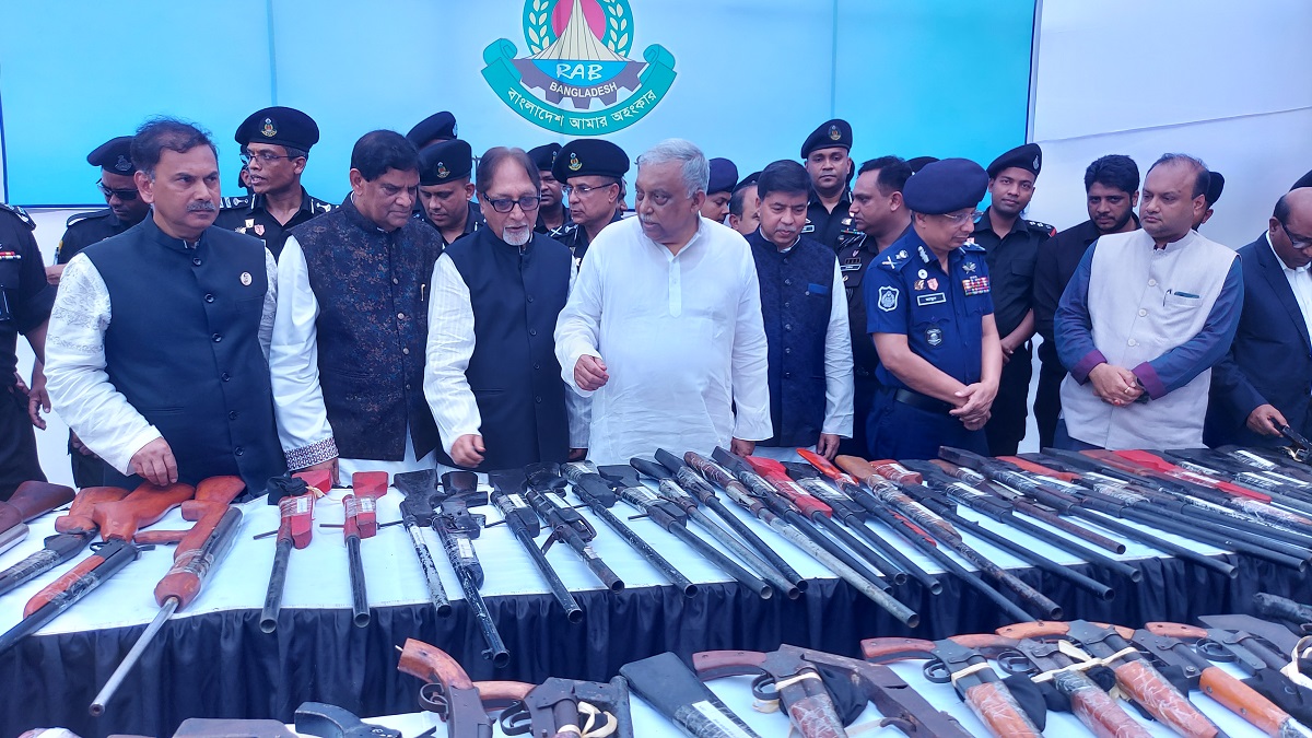 আত্মসর্মপণ করলো ৩ শতাধিক চরমপন্থী