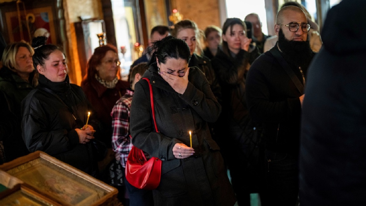 ইউক্রেনে রুশ বিমান হামলায় নিহত ২৫ বেসামরিক নাগরিকের অন্ত্যেষ্টিক্রিয়া সম্পন্ন