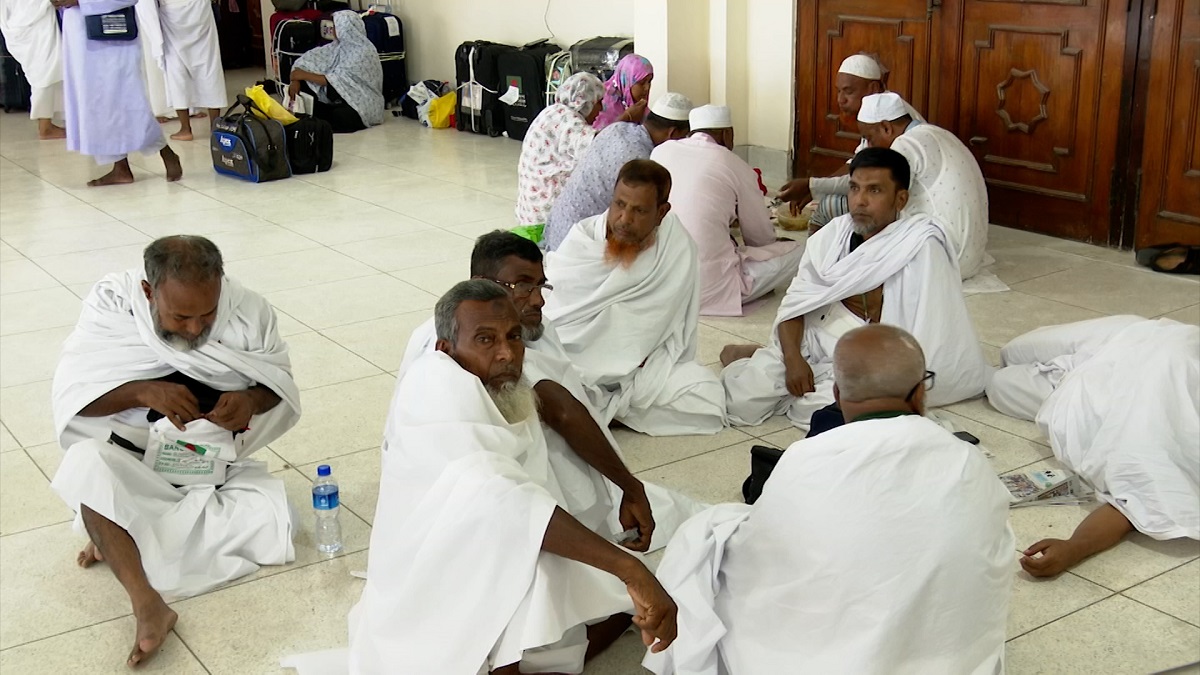 জেদ্দায় দুই বাংলাদেশি হজ এজেন্সি মালিক আটক, অনিশ্চিত ৮২৩ জনের হজযাত্রা (ভিডিও)