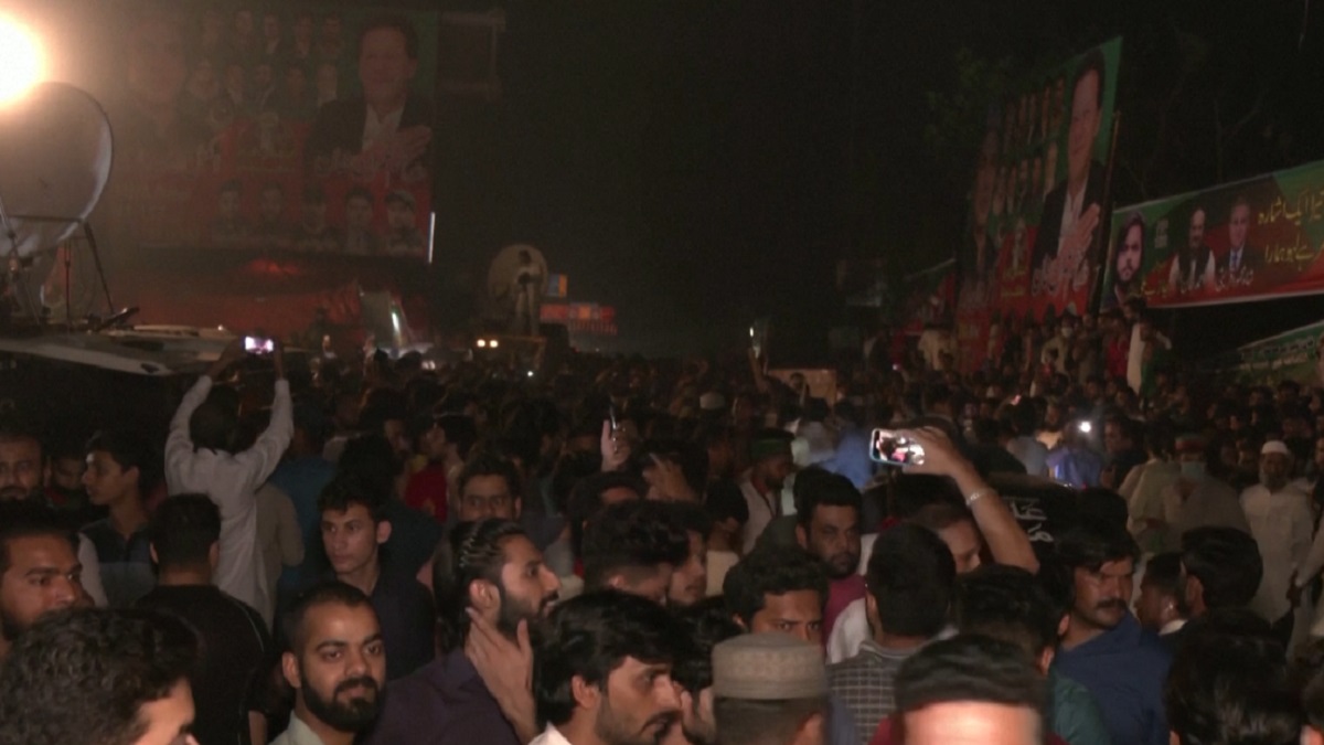 জামিনে বাড়ি ফিরে কর্মী-সমর্থকদের ভালোবাসায় সিক্ত ইমরান খান