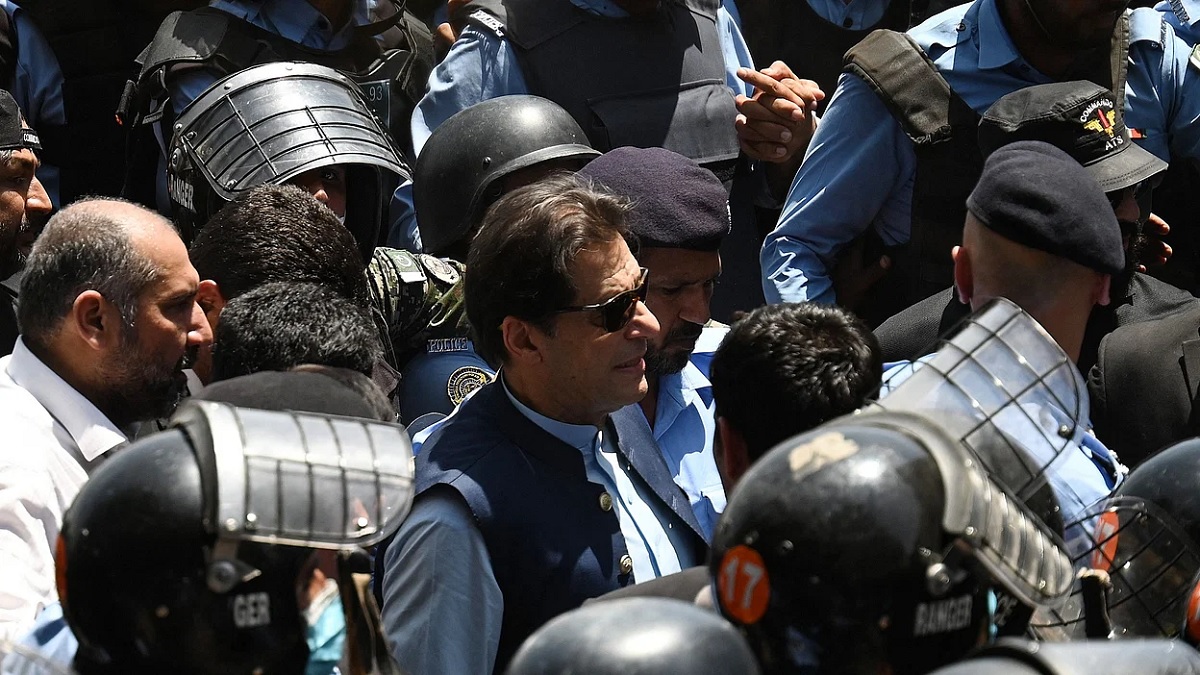 শান্তিপূর্ণ আন্দোলনের ডাক ইমরানের