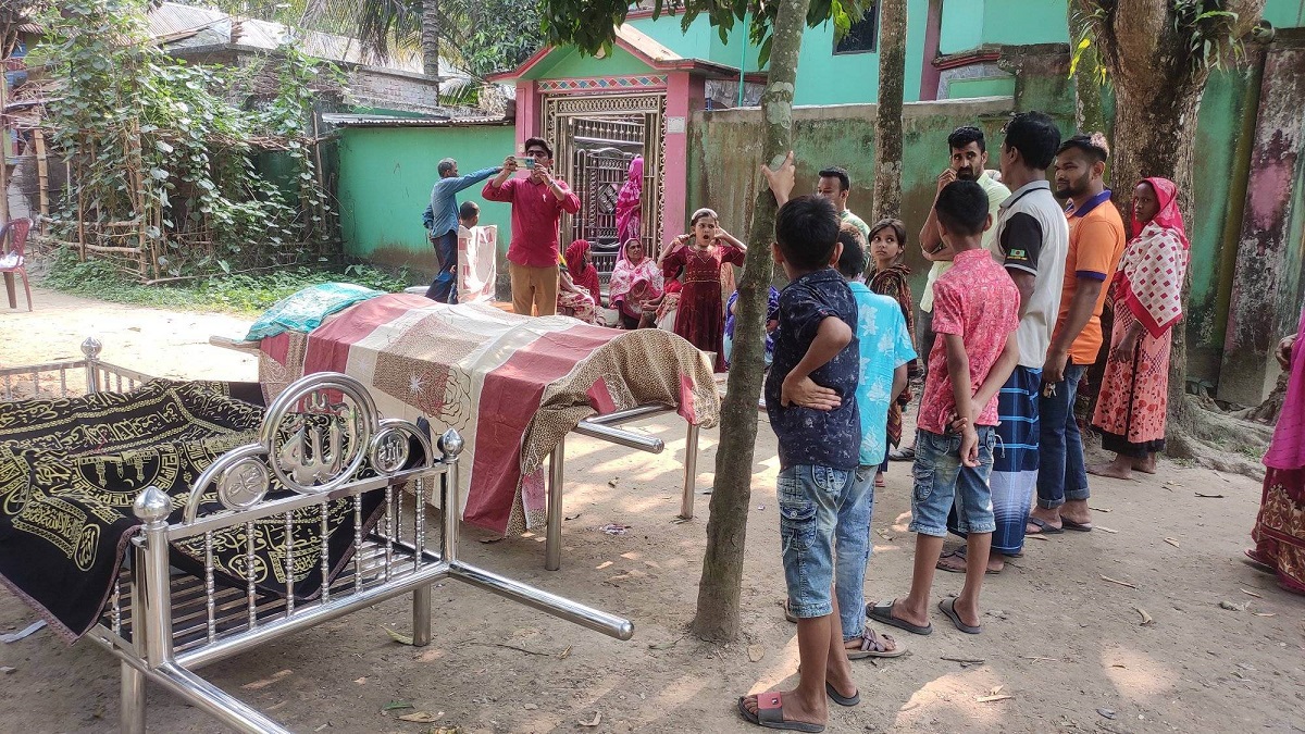 মেয়েকে স্কুলে পৌঁছে দিতে যাচ্ছিলেন মা, বাস চাপায় প্রাণ গেলো দুজনেরই