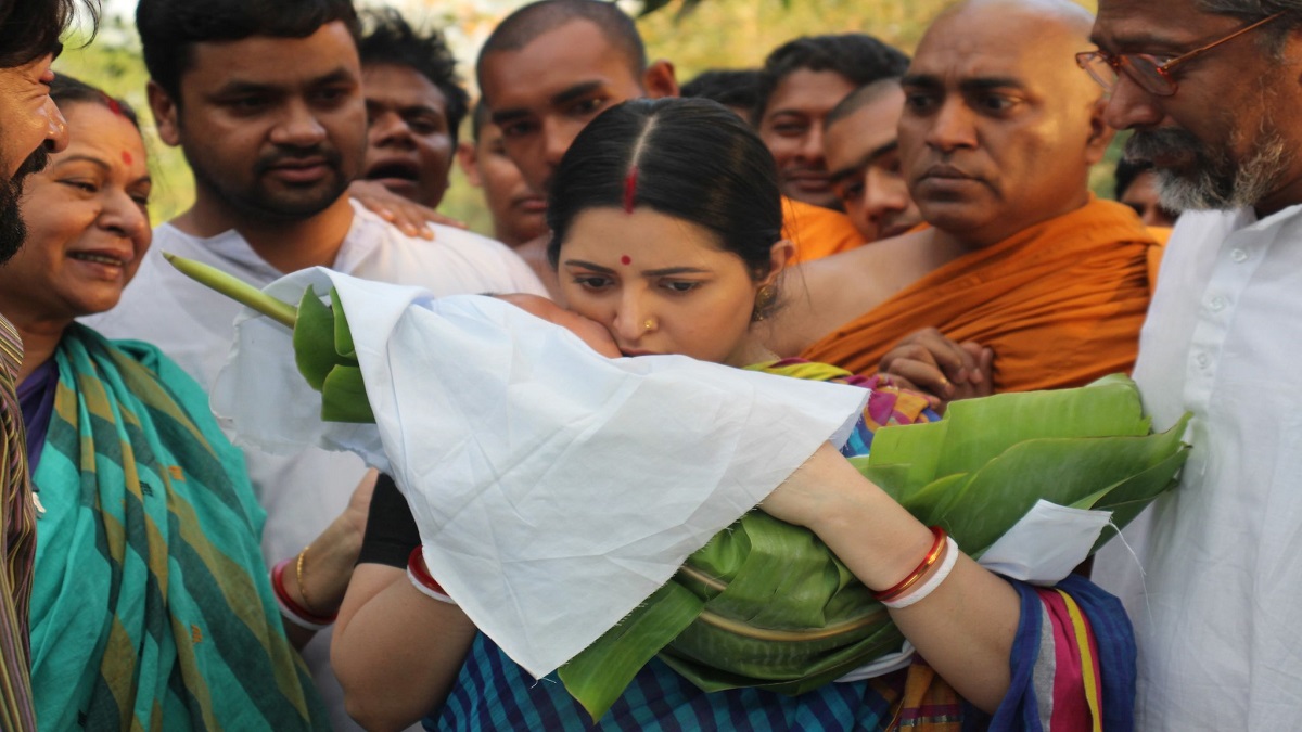 ‘মা’ এর মুক্তি পেছালো