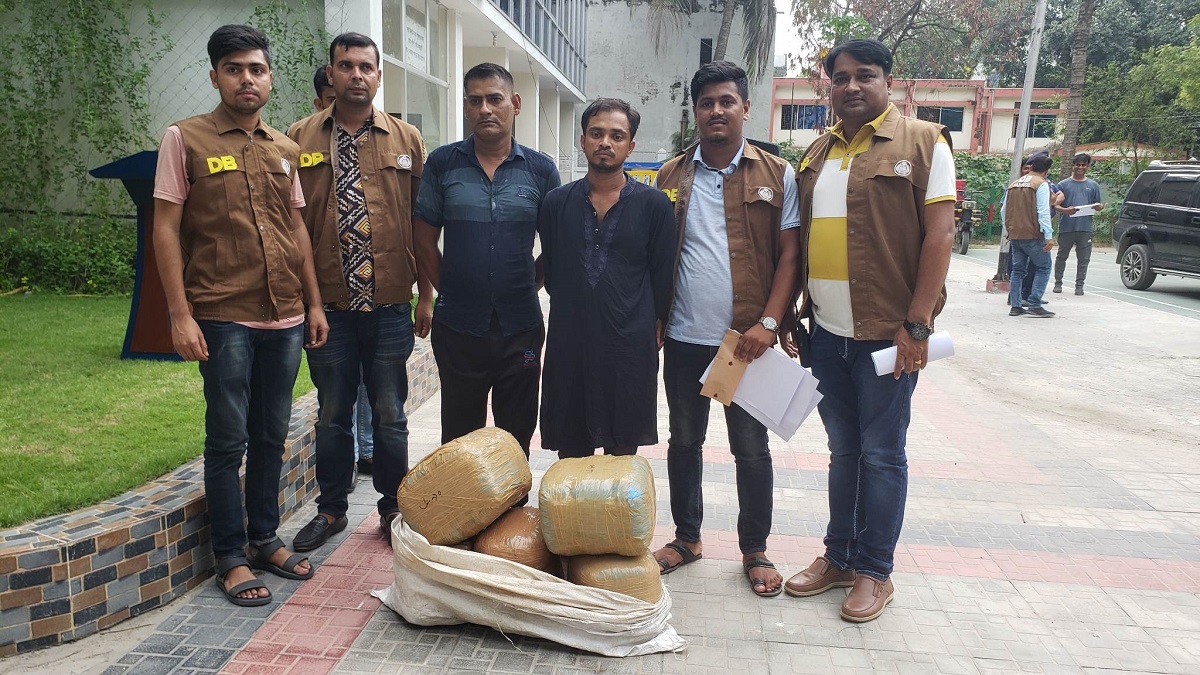 নরসিংদীতে ৫০ কেজি গাঁজা ও প্রাইভেটকারসহ গ্রেফতার ২