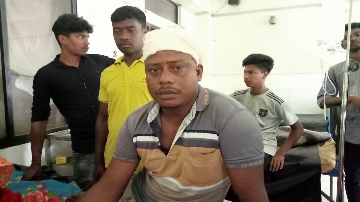 নাটোরে যুবককে কুপিয়ে জখম, আটক ১