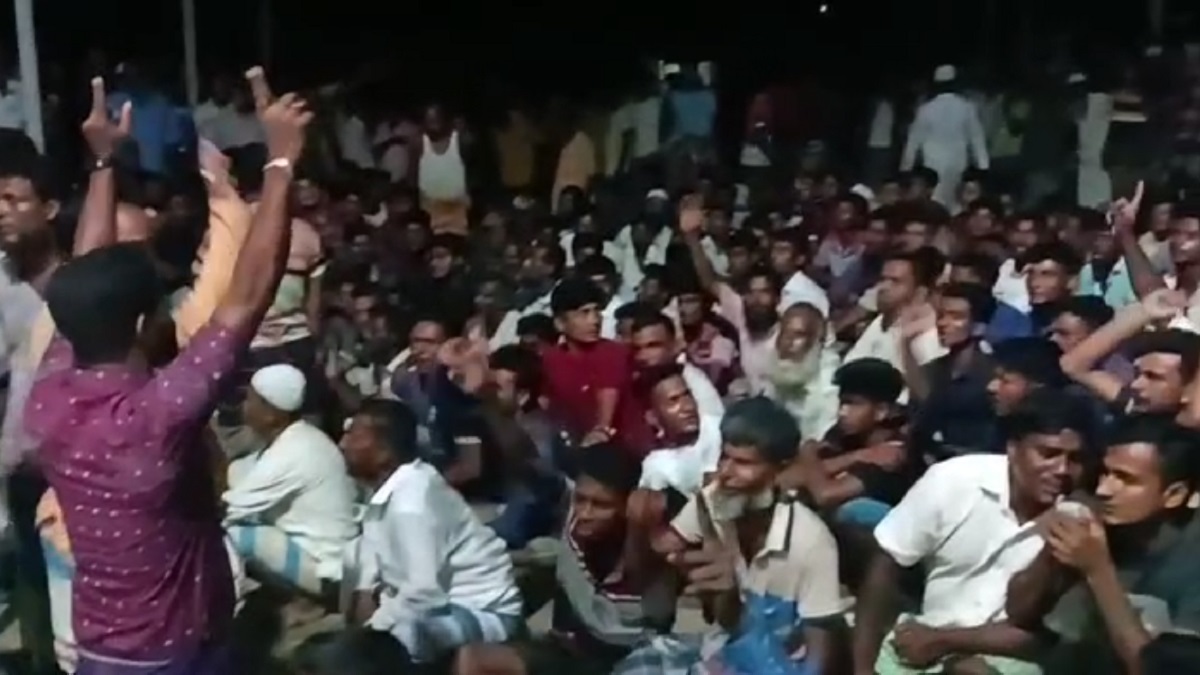 হাতিয়ায় ওসি-এএসপিকে অবরুদ্ধ করে জনতার বিক্ষোভ, ৪ ঘণ্টা পর মুক্ত