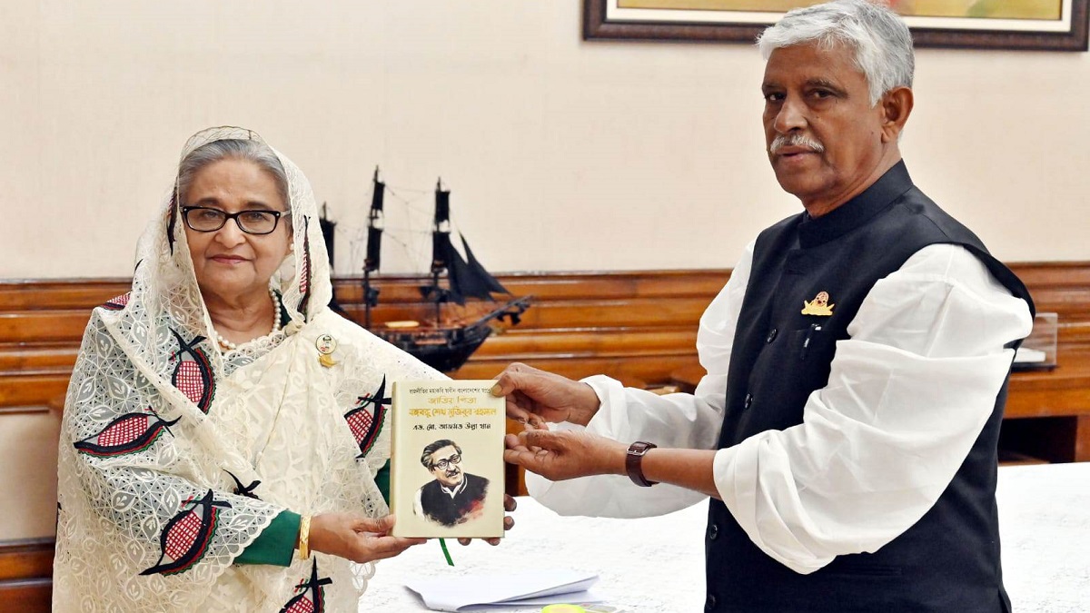 গণভবনে প্রধানমন্ত্রীর সঙ্গে আজমত উল্লা খানের সাক্ষাৎ, উপহার দিলেন স্বরচিত বই