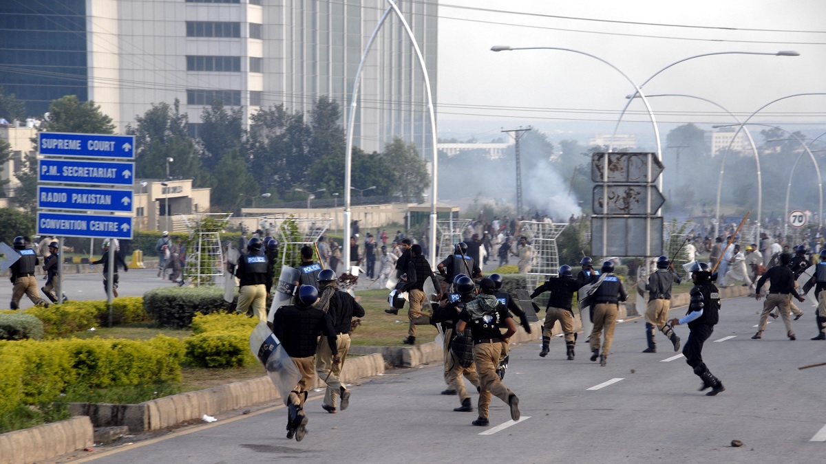 ইমরানের গ্রেফতার: সামরিক স্থাপনায় হামলা ক্ষুব্ধ পাকিস্তানিদের