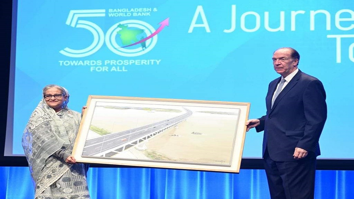 বিশ্বব্যাংক প্রেসিডেন্টের হাতে পদ্মা সেতুর ছবি তুলে দিলেন প্রধানমন্ত্রী