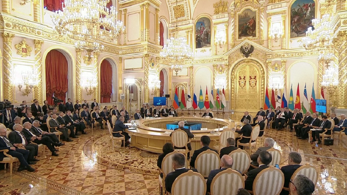 আজারবাইজান-আর্মেনিয়ার রাষ্ট্রপ্রধানদের সাথে বৈঠক করেছেন পুতিন