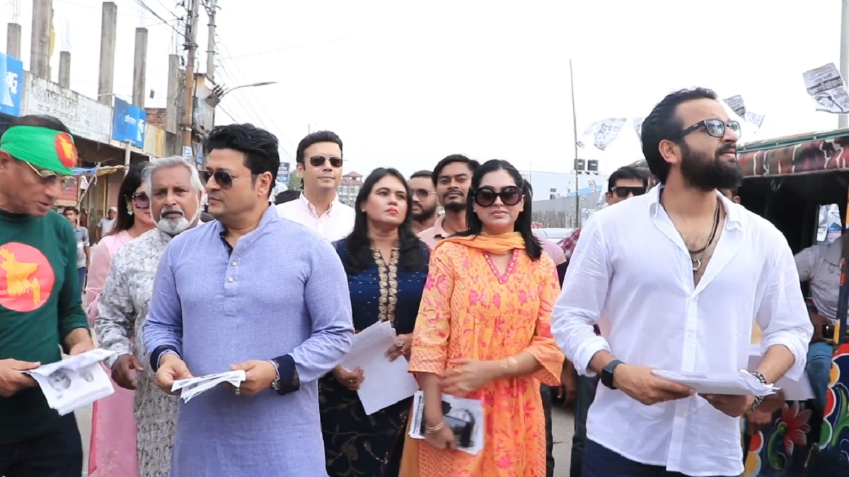 গাজীপুর সিটি নির্বাচনের প্রচার-প্রচারণায় চিত্রশিল্পীরা