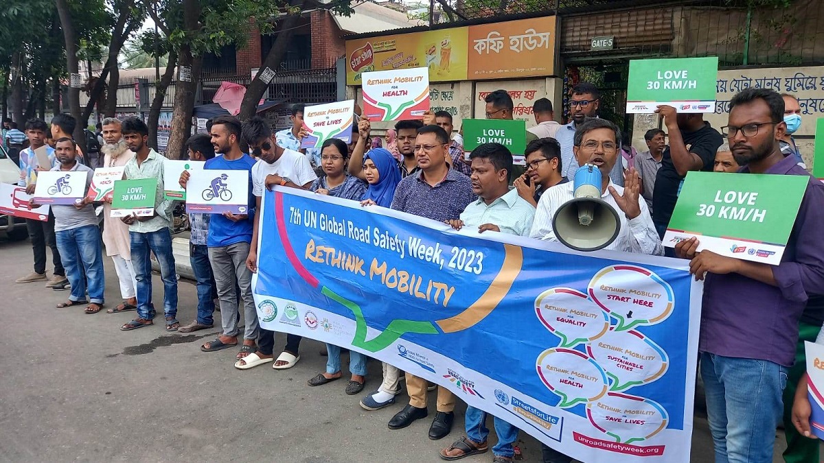 সড়কে গতিসীমা মেনে চলার দাবিতে রাজধানীতে কর্মসূচি পালন