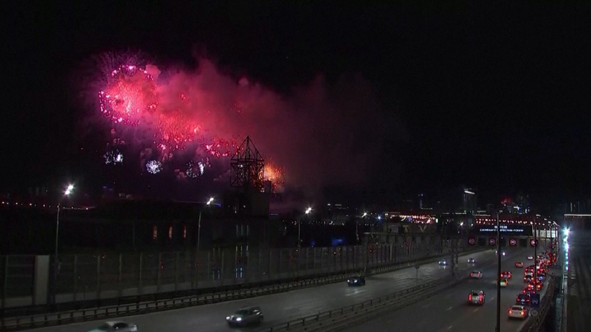 চোখ ধাঁধানো আতশবাজিতে রাশিয়ায় বিজয় দিবস উদযাপন