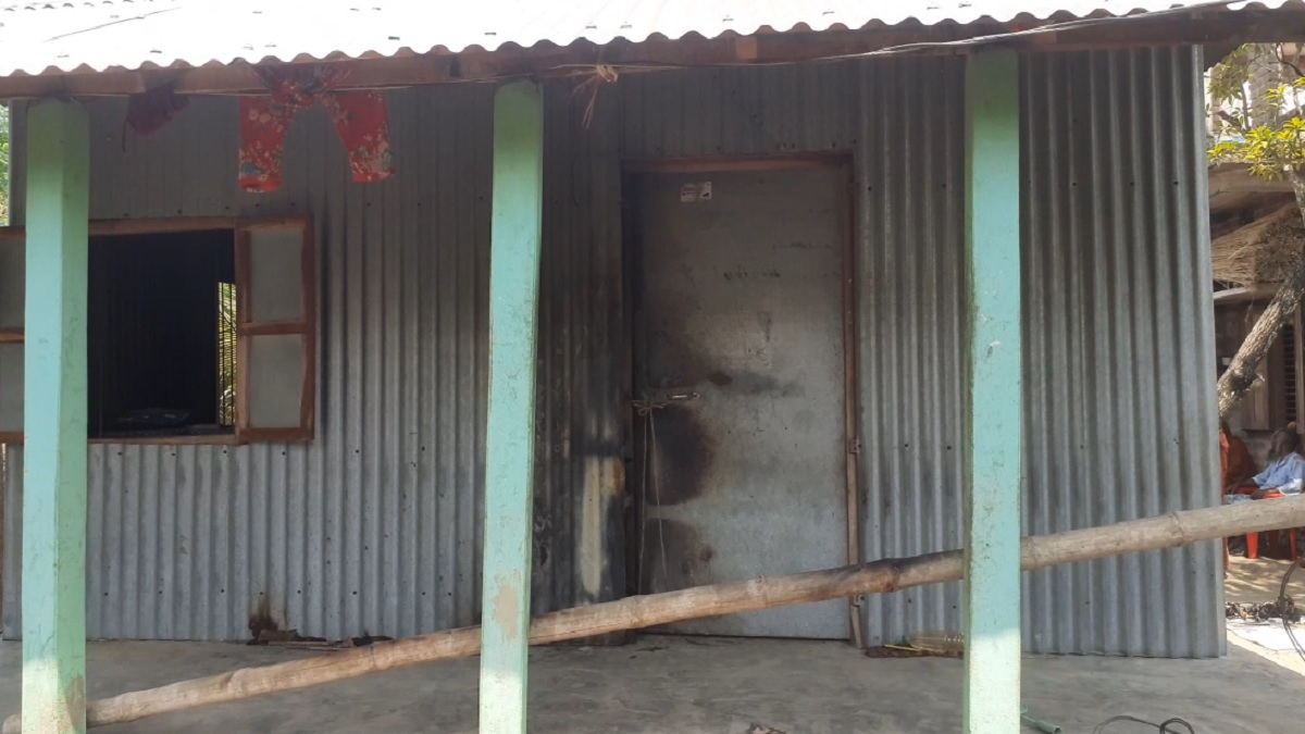 সাতক্ষীরায় শ্যালকের ঘর পেট্রোল দিয়ে জ্বালিয়ে দিল ভগ্নীপতি, দগ্ধ ৩