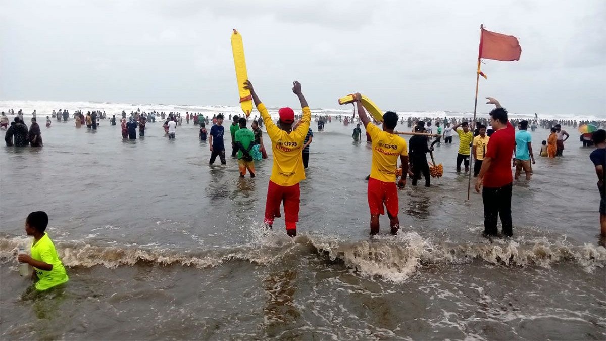 ঘূর্ণিঝড় মোখা: কক্সবাজার সৈকতে যাবতীয় পর্যটক সেবা বন্ধ ঘোষণা