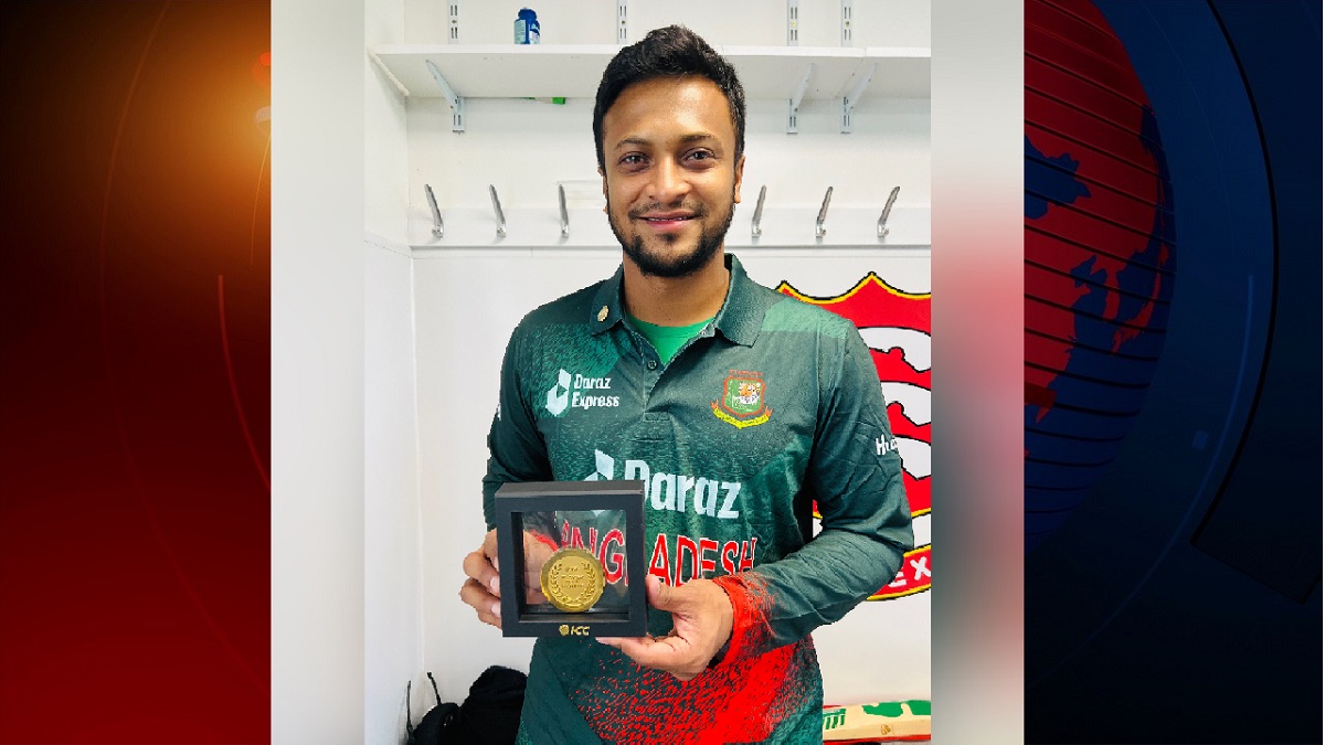 মাস সেরা খেলোয়াড়ের পুরস্কার হাতে পেলেন সাকিব