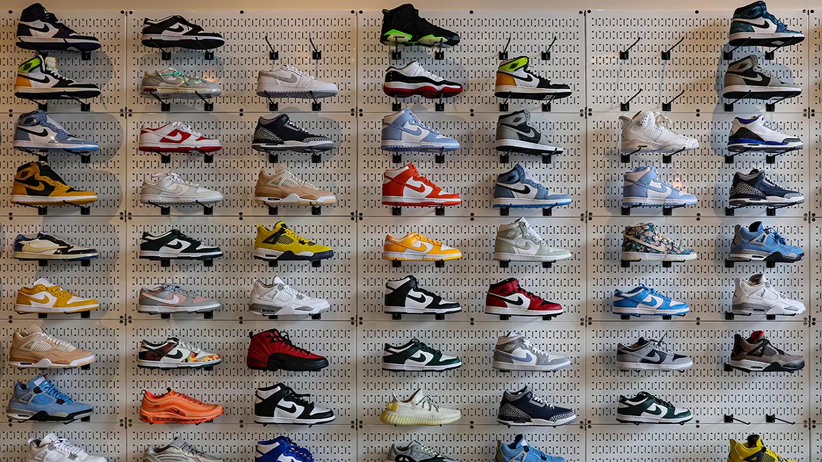 ১৩ হাজারের ডলারের জুতা ডাকাতির পর জানা গেলো সবগুলোই ছিল ডানপায়ের