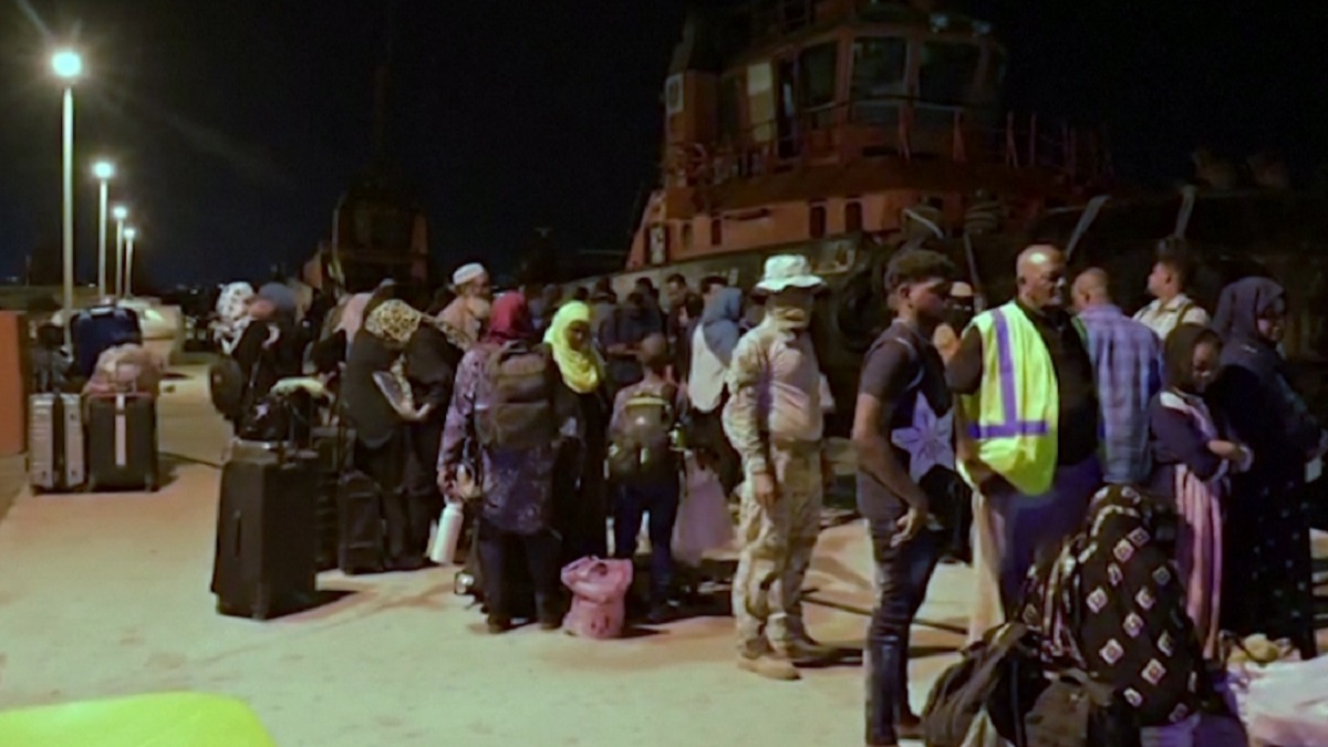 চলমান সংঘাতে সুদান ছেড়ে পালিয়েছেন লক্ষাধিক মানুষ, বাস্তুচ্যুত সোয়া ৩ লাখ