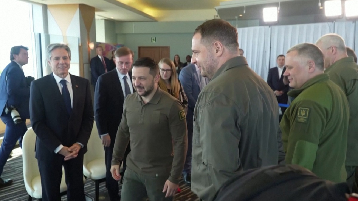 জাপানে জি-৭ সম্মেলনের শেষ দিনে মধ্যমণি ছিলেন জেলেনস্কি