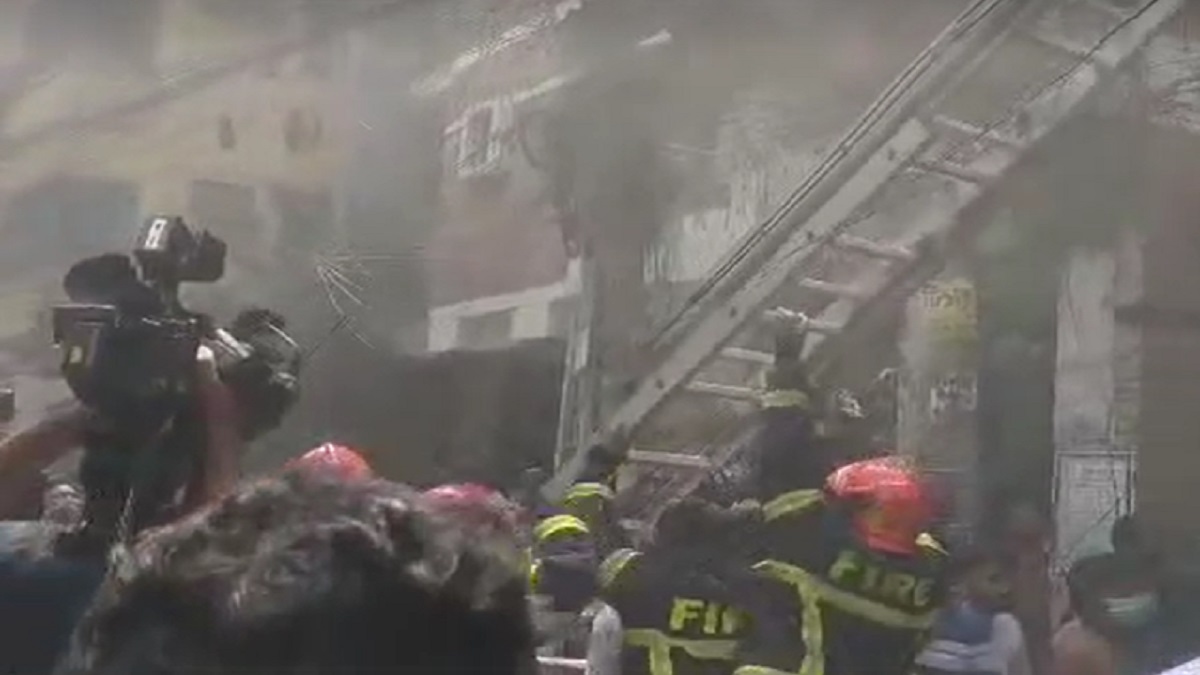 আদাবরের বহুতল ভবনে লাগা আগুন নিয়ন্ত্রণে