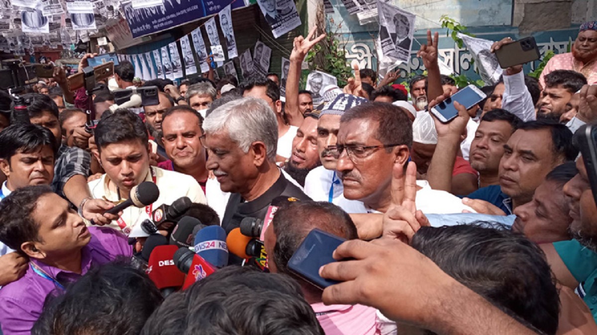 ভোট দিলেন আ. লীগের মেয়র প্রার্থী আজমত উল্লা