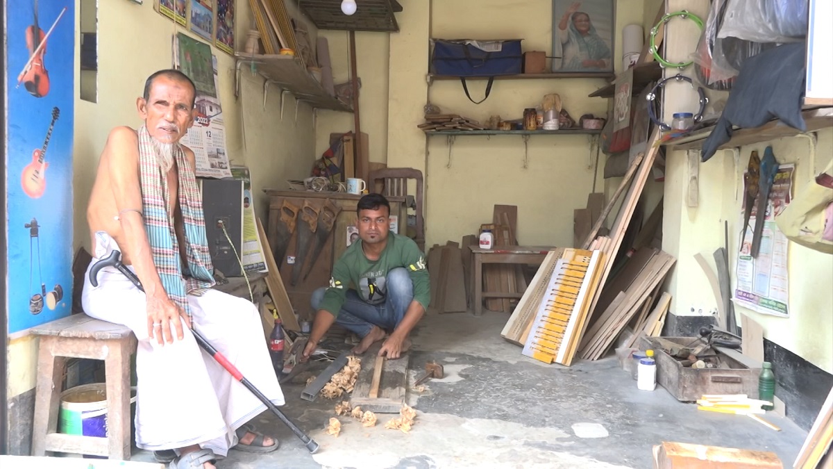 বাজারে নেই চাহিদা, বিপাকে ব্রাহ্মণবাড়িয়ার দেশীয় বাদ্যযন্ত্র নির্মাতারা (ভিডিও)