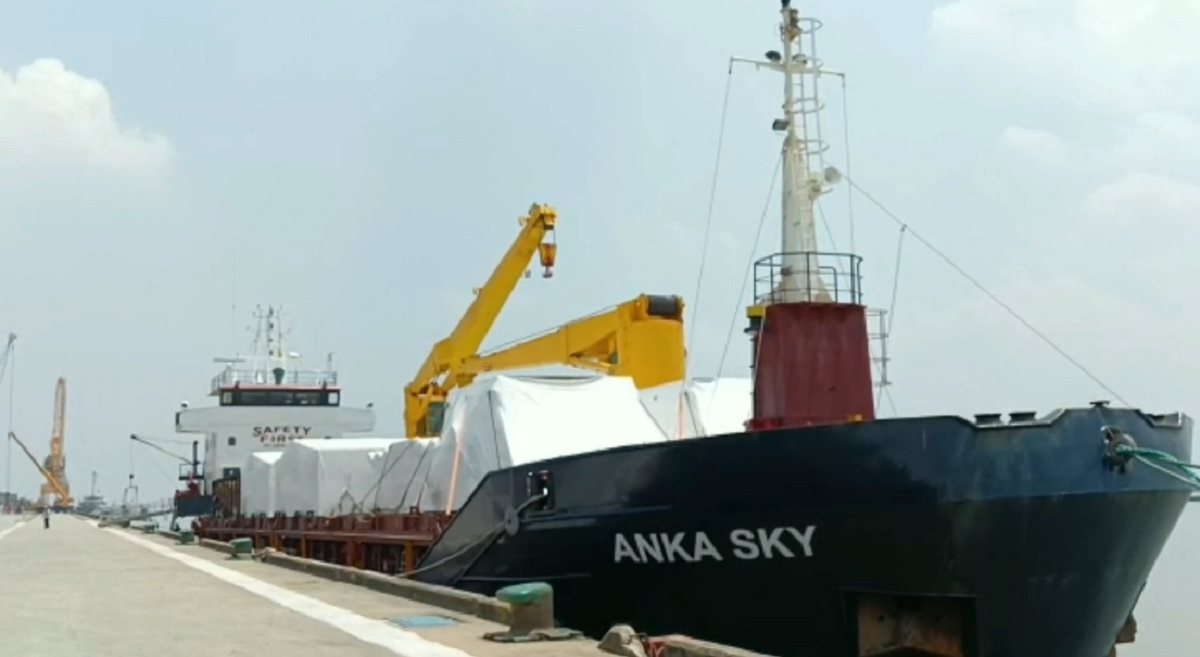 পারমাণবিক বিদ্যুৎ কেন্দ্রের মালামাল নিয়ে মোংলায় বিদেশি জাহাজ