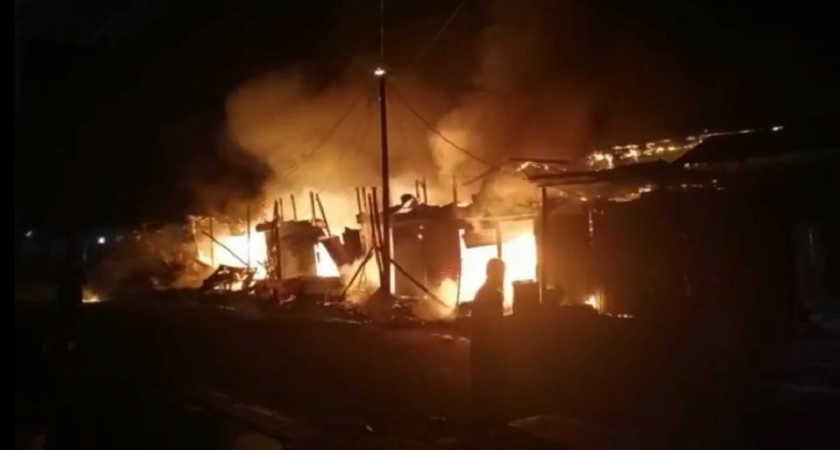 ভোলায় ভয়াবহ অগ্নিকাণ্ডে ১১টি দোকান পুড়ে ছাই