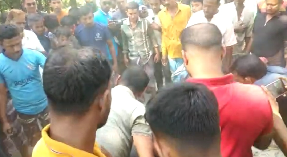 বরগুনায় চুরির দায়ে দুই যুবককের মাথা ন্যাড়া করে নির্যাতন