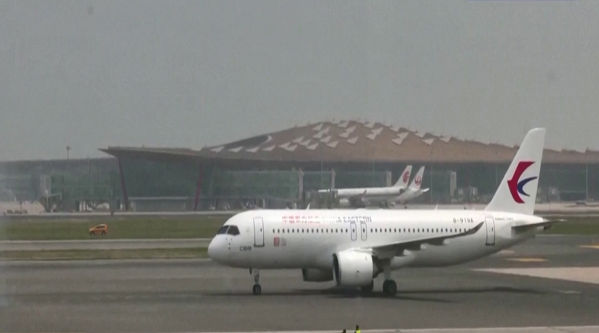 চীনে নিজস্ব প্রযুক্তিতে তৈরি বিমান শুরু করলো বাণিজ্যিক যাত্রী সেবা