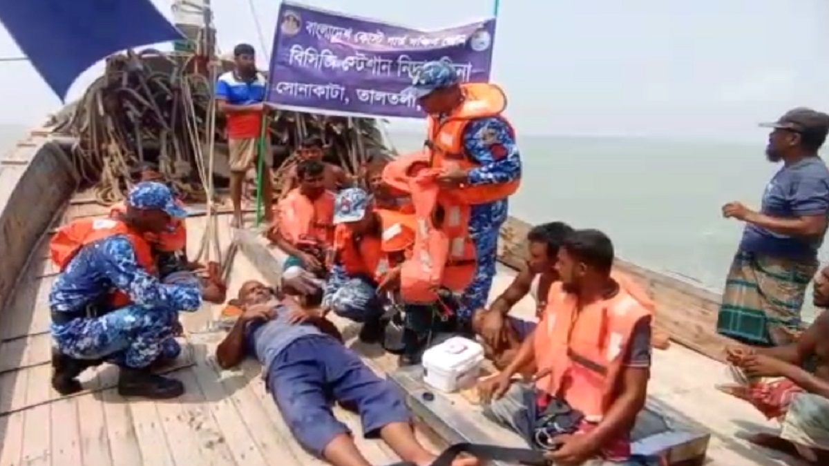 চারদিন ধরে বঙ্গোপসাগরে ভাসমান থাকা ১৪ জেলে উদ্ধার