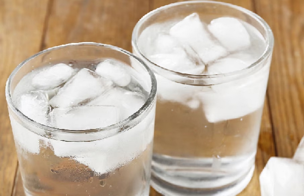 প্রচণ্ড রোদ থেকে বাড়ি ফিরেই ঠান্ডা পানি পান করছেন?