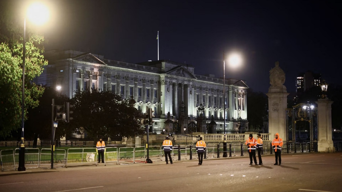 তৃতীয় চার্লসের অভিষেক: বাকিংহাম প্যালেসের সামনে থেকে একজন গ্রেফতার