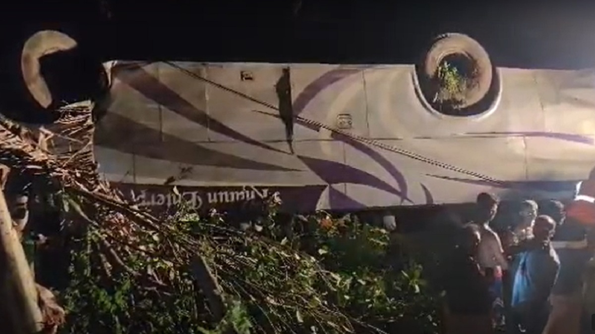 চুয়াডাঙ্গায় যাত্রীবাহী বাস খাদে পড়ে নিহত ১, আহত অন্তত ১৫