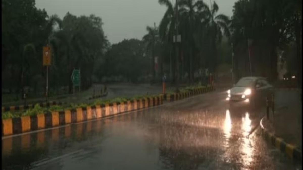 প্রবল বৃষ্টি দিল্লিতে, বজ্রপাতের শঙ্কায় স্থগিত সব ধরনের বিমান চলাচল