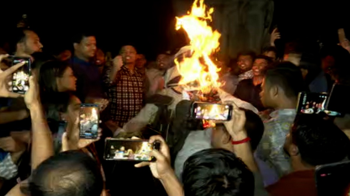 প্রধানমন্ত্রীকে হত্যার হুমকির প্রতিবাদে ঢাবিতে ছাত্রলীগের বিক্ষোভ মিছিল