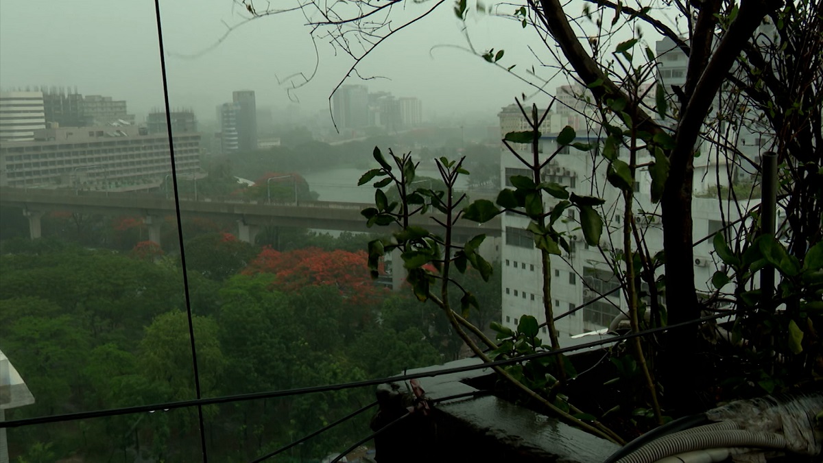 মুষলধারে বৃষ্টিতে শীতল হলো ঢাকা