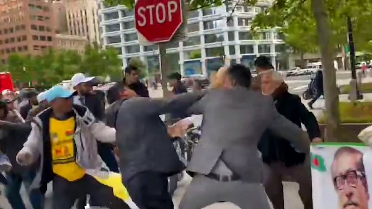 ওয়াশিংটনে প্রধানমন্ত্রীর কর্মসূচিস্থলের সামনে আওয়ামী লীগ-বিএনপি হাতাহাতি (ভিডিও)