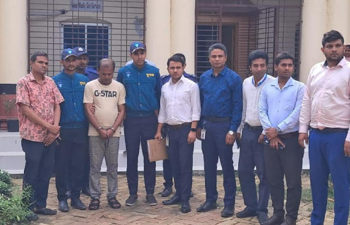 ফরিদপুরে খাদ্য কর্মকর্তা গ্রেফতার