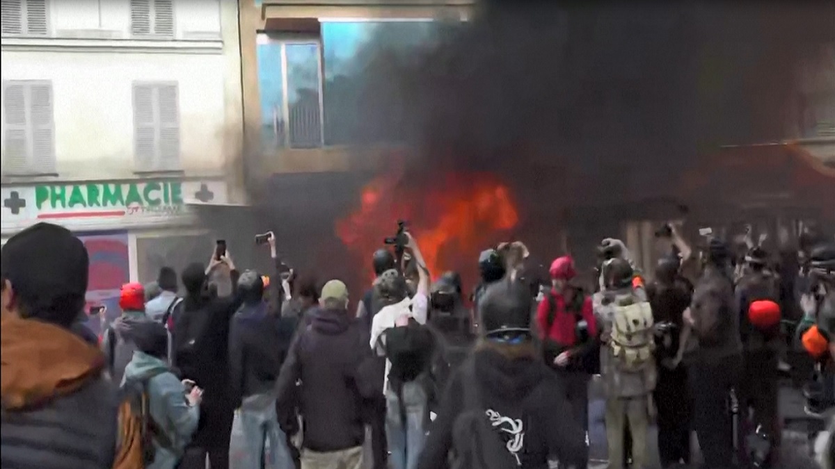 মে দিবসে ফ্রান্সে বিক্ষোভকারীদের সাথে পুলিশের ব্যাপক সংঘর্ষ, আহত শতাধিক