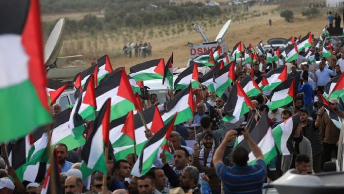 গাজায় ফিলিস্তিনিদের পতাকা বিক্ষোভ, ইসরায়েলি বাহিনীর হামলায় আহত অর্ধশতাধিক