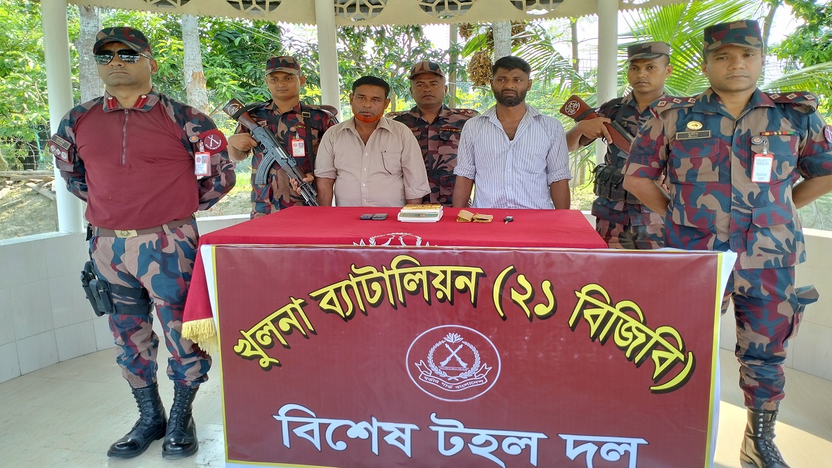 যশোর সীমান্ত থেকে ২ কেজি ৩০০ গ্রাম স্বর্ণের বারসহ দুই পাচারকারী আটক