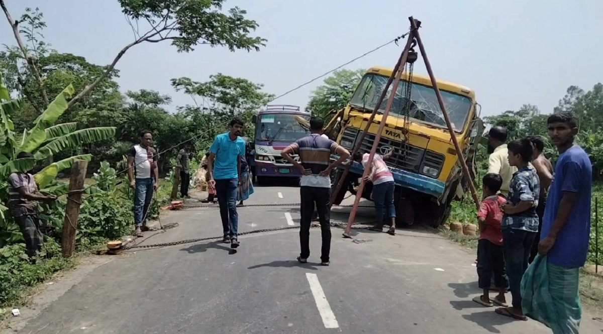 গোপালগঞ্জে বাস চাপায় মোটরসাইকেল চালক নিহত