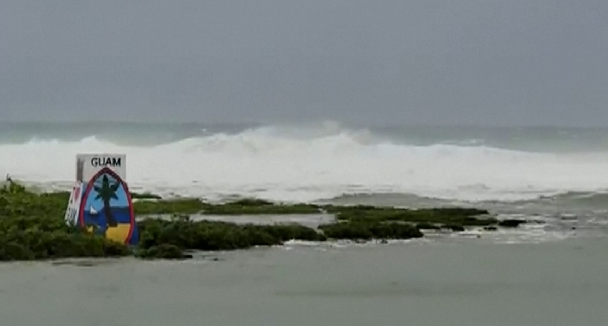গুয়াম দ্বীপে সরাসরি আঘাত হানতে যাচ্ছে টাইফুন ‘মাওয়ার’