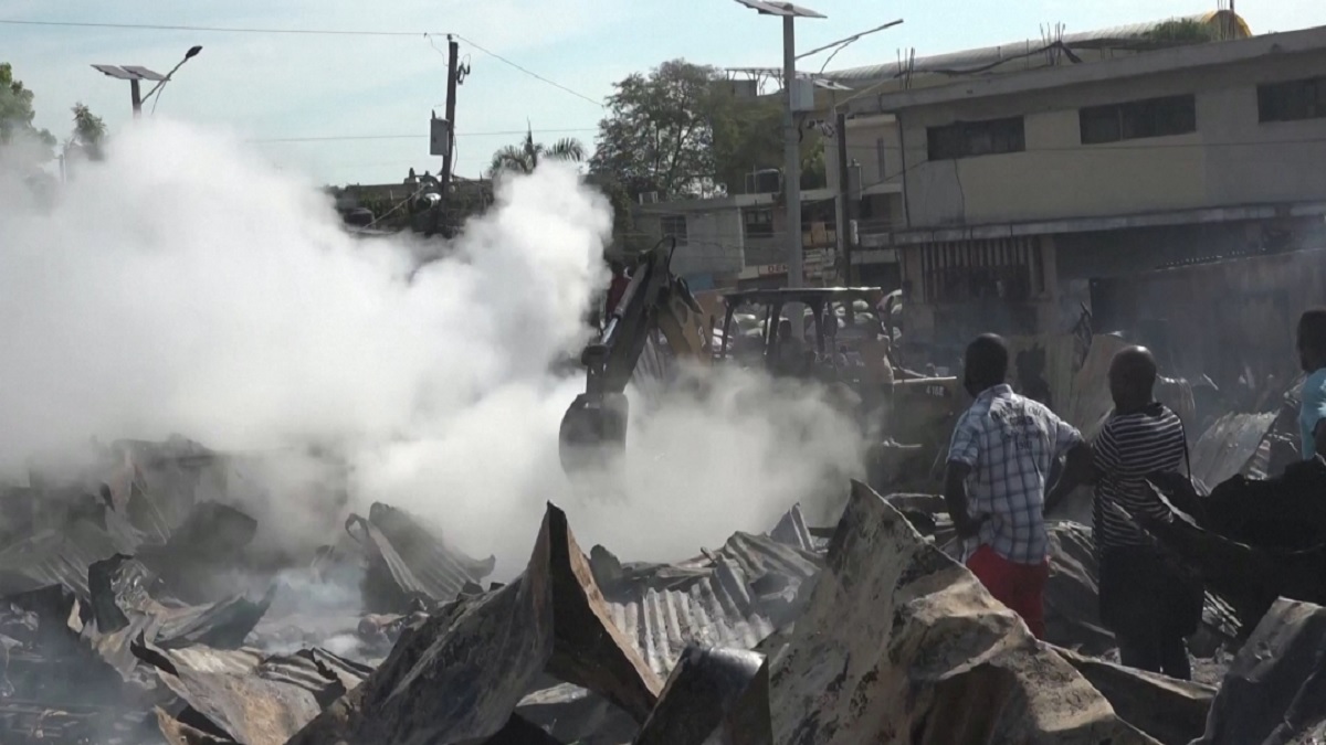 হাইতিতে ভয়াবহ অগ্নিকাণ্ড, ১ হাজার দোকানপাট পুড়ে শেষ