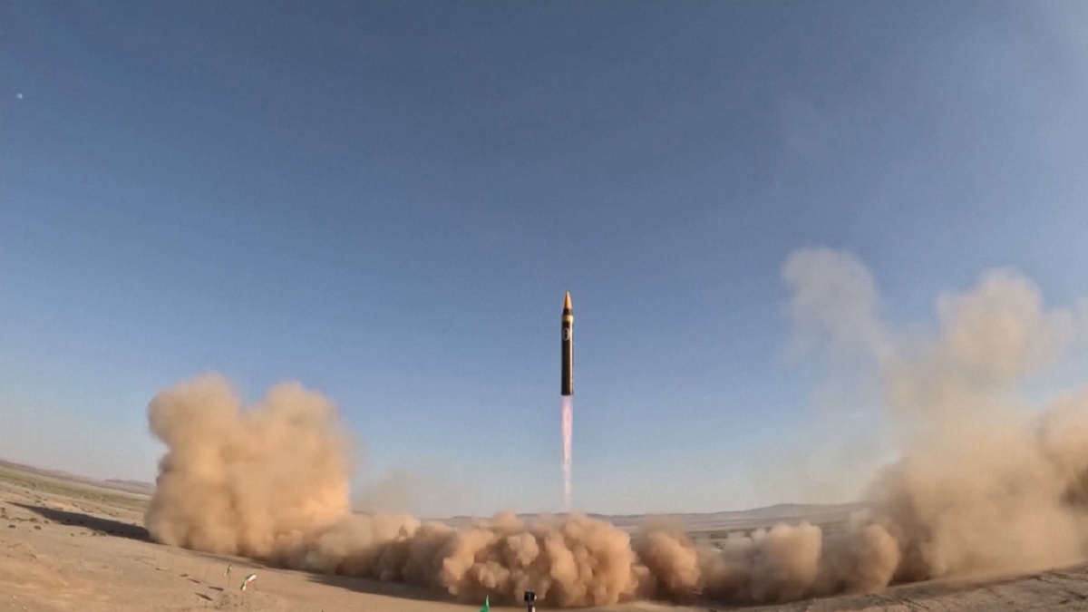 ইরানের নতুন ক্ষেপণাস্ত্র উন্মোচন, পাড়ি দিতে সক্ষম ২ হাজার কিলোমিটার!