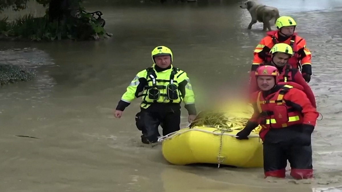 বন্যায় বিপর্যস্ত ইতালির একাংশ, নিহত ৯; বাস্তুচ্যুত ১৩ হাজার